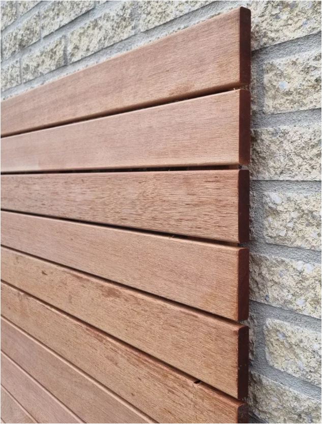 Modern tuinscherm | 15x70mm latten | Keruing hardhout geschaafd