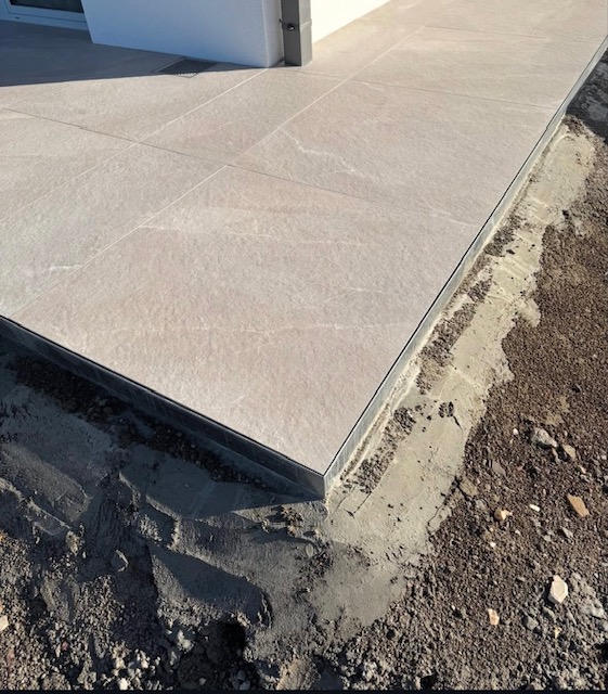 Kantopsluiting voor keramiek &amp; bestrating | 300 x 10cm incl. 3 montage spieën