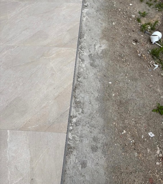 Kantopsluiting voor keramiek &amp; bestrating | 300 x 10cm incl. 3 montage spieën