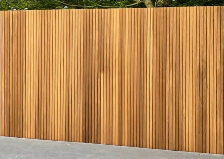 Ayous gevelbekleding | 2.6x13.2cm Tripple profiel | 624 x 190cm schuttingwand
